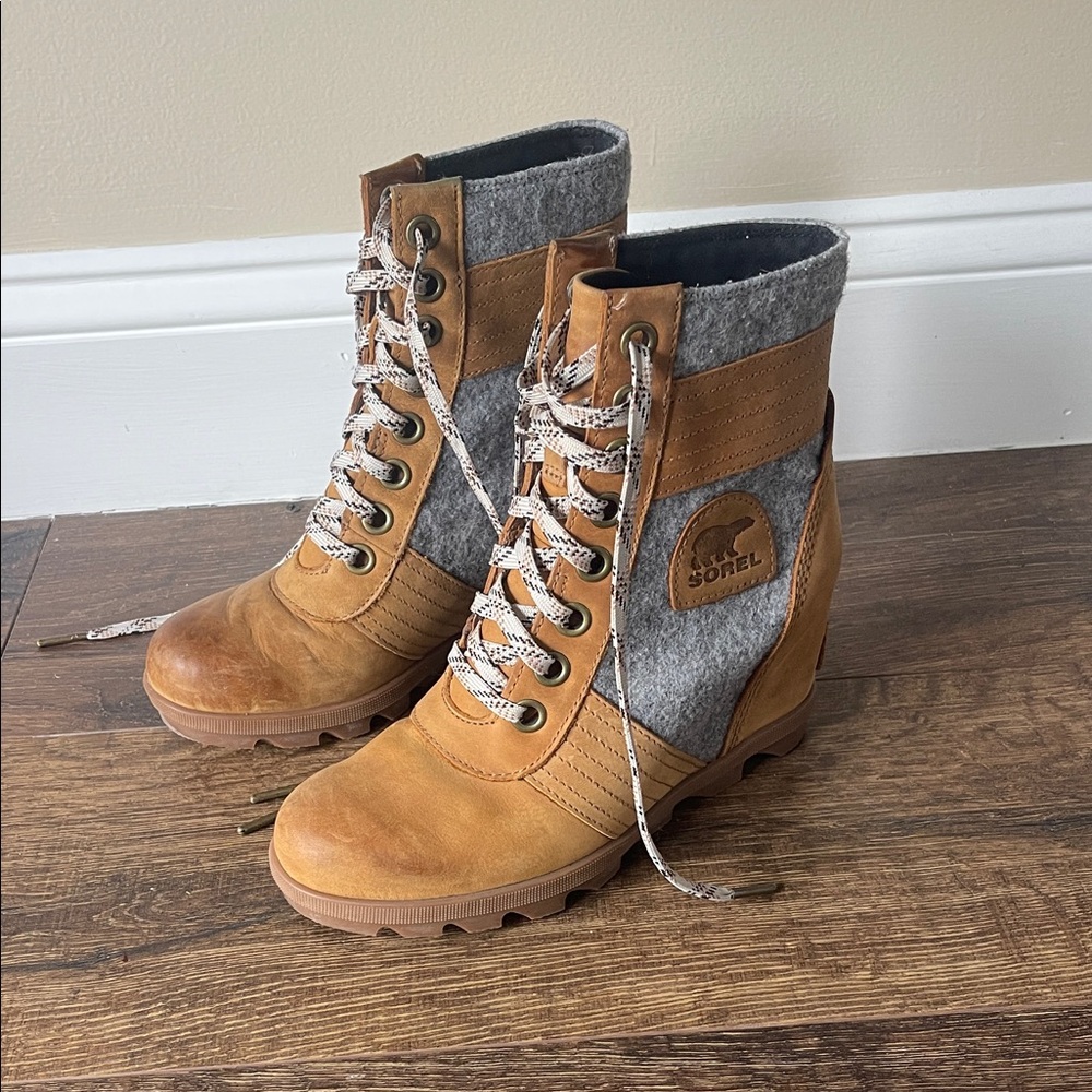 Sorel Women's Brown and Gray Lace-Up Boots